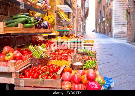 Obst- und Gemüsemarkt in der schmalen Florentiner Straße Stockfoto