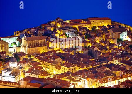 Die Dächer der Altstadt von Dubrovnik bieten einen abendlichen Blick aus der Vogelperspektive Stockfoto