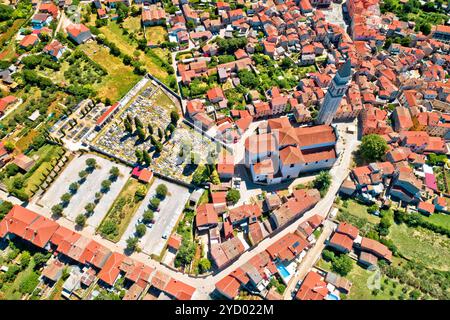 Turm und Dächer der Stadt Vodnjan aus der Vogelperspektive Stockfoto