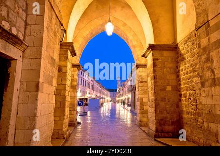 Blick auf Stradun vom Ploce Gate in Dubrovnik Stockfoto