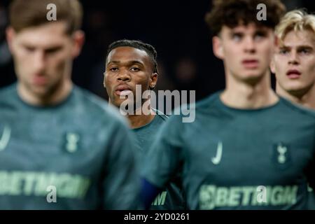 London, Großbritannien. Oktober 2024. London, England, 24. Oktober 2024: Destiny Udogie (13 Tottenham Hotspur) wärmt sich vor dem Spiel der UEFA Europa League zwischen Tottenham Hotspur und AZ Alkmaar im Tottenham Hotspur Stadium in London auf. (Pedro Porru/SPP) Credit: SPP Sport Press Photo. /Alamy Live News Stockfoto