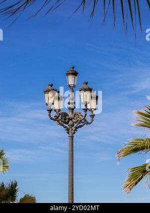 Gusseiserne Straßenlaternen in der spanischen Stadt Cadiz. Stockfoto