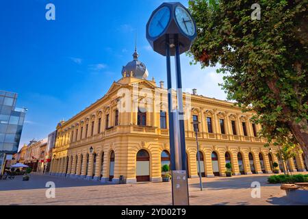 Blick auf den Stadtplatz Vukovar und die Architektur der Straße Stockfoto