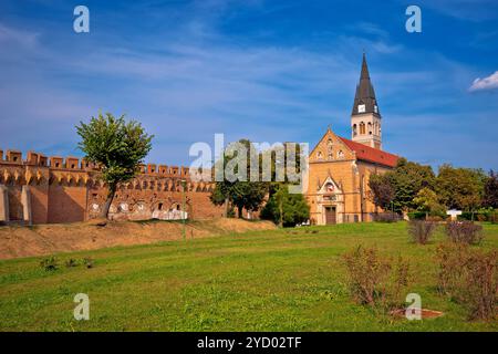 Stadt Ilok Verteidigung Wände und Blick auf die Kirche, slavonija Region von Kroatien Stockfoto