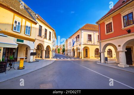 Blick auf den Stadtplatz Vukovar und die Architektur der Straße Stockfoto