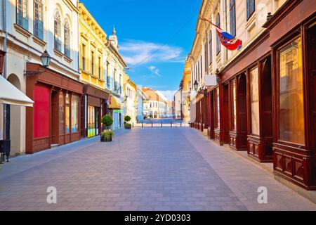 Blick auf den Stadtplatz Vukovar und die Architektur der Straße Stockfoto