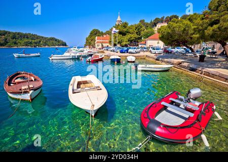 Türkisfarbenes Wasser und farbenfrohe Boote in der Stadt Cavtat Stockfoto