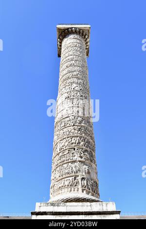Die Säule des Marcus Aurelius ist eine Reliefsäule des römischen Sieges auf der Piazza Colonna in Rom, Italien. Stockfoto