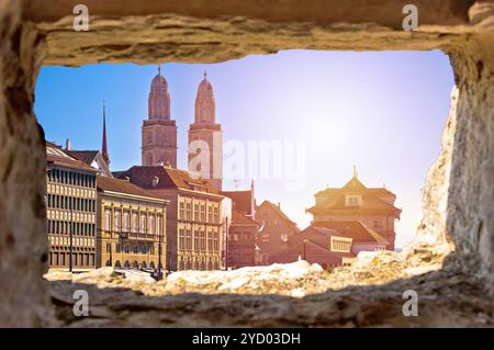 Blick auf die Uferarchitektur von Zürich und Limmat durch ein Steinfenster Stockfoto