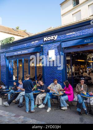 Kozy, trendiges Café in Montmartre, Paris, Frankreich, Europa, EU. Stockfoto