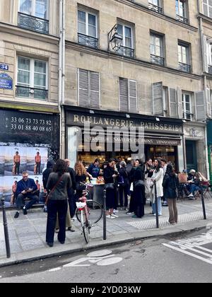 Boulangerie-Geschäft in Le Marais in Paris. Fassade der Boulangerie mit Leuten, die sich vor der Straße versammelten. Stockfoto