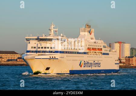 Die brittany-Fähren verlassen den Hafen von Portsmouth am frühen Morgen auf dem Weg zum Fass mit Fahrzeugen und Passagieren über den Kanal. Stockfoto