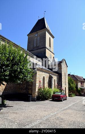 Außenansicht der Kirche Saint Martin aus dem 14. Jahrhundert im kleinen Perigord-Dorf Daglan im französischen Département Dordogne. Stockfoto