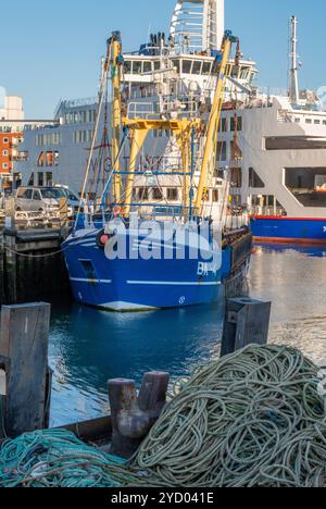 Die Wiglink isle of wight Fähre und Fischtrawler neben in Old Portsmouth, Ferry Terminal in Portsmouth, Hampshire, Großbritannien Stockfoto