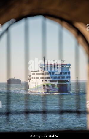 Ungewöhnlicher anderer Blick auf die Wightlink Isle of Wight Fahrzeugfähre „Victoria of Wight“, die sich dem Eingang zum Hafen von Portsmouth in Hampshire, Großbritannien nähert Stockfoto