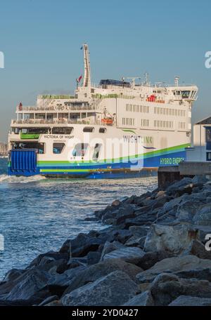 Die Wiglink Isle of Wight Fähre „Victoria of Wight“ fährt nach der Überquerung des Solent von Fishbourne auf der Insel in den Hafen von Portsmouth. Stockfoto