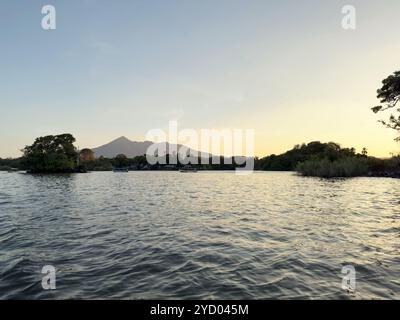 Urlaubsreisen mit dem Thema Boot. Mombacho Vulkan in Nicaragua Stockfoto