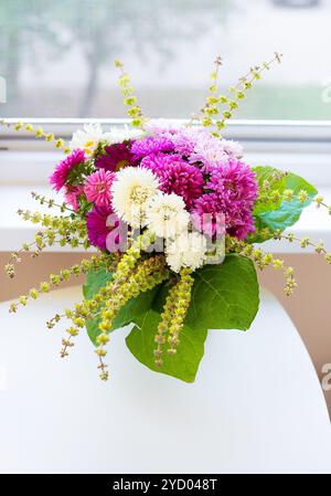 Strauß aus weißen und rosafarbenen Chrysanthemen Stockfoto