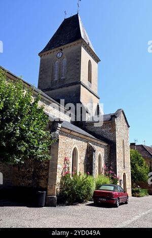 Außenansicht der Kirche Saint Martin aus dem 14. Jahrhundert im kleinen Perigord-Dorf Daglan im französischen Département Dordogne. Stockfoto