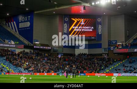 Ibrox Stadium, Glasgow, Großbritannien. Oktober 2024. UEFA Europa League Football, Rangers gegen FCSB; FCSB-Fans im Stadion Credit: Action Plus Sports/Alamy Live News Stockfoto