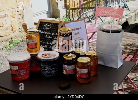 Honig von einem kleinen lokalen Produzenten zum Verkauf auf dem Belves Market. Der Honig spiegelt die Spezialitäten der Region wider, z. B. Kastanienblüten. Stockfoto