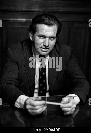 Der argentinische Geschäftsmann und Politiker Jorge Zorreguieta während eines Presseinterviews in Buenos Aires, Argentinien, 2. Mai 1969. Stockfoto