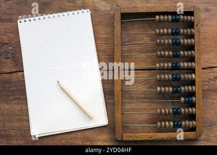 Abacus und Notizen auf dem Vintage Holztisch Stockfoto