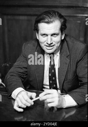 Der argentinische Geschäftsmann und Politiker Jorge Zorreguieta während eines Presseinterviews in Buenos Aires, Argentinien, 2. Mai 1969. Stockfoto