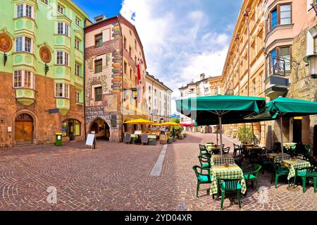 Historische Straße von Innsbruck mit Panoramablick Stockfoto