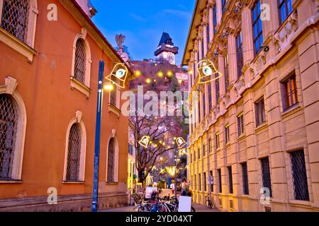 Grazer Innenstadt Weihnachtsmarkt am Abend ansehen Stockfoto