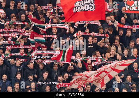 Enschede, Niederlande. Oktober 2024. ENSCHEDE, NIEDERLANDE - 24. OKTOBER: Fans und Fans des FC Twente beim Spiel der UEFA Europa League 2024/25 League Phase MD3 zwischen dem FC Twente und S.S. Lazio im FC Twente Stadium am 24. Oktober 2024 in Enschede, Niederlande. (Foto von Joris Verwijst/Orange Pictures) Credit: Orange Pics BV/Alamy Live News Stockfoto