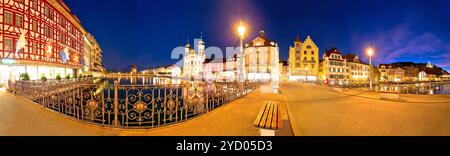 Luzern Panoramablick am Abend auf berühmte Wahrzeichen und den Fluss Reuss Stockfoto