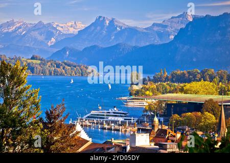 Blick auf den Vierwaldstättersee und die Alpengipfel Stockfoto