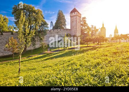 Stadtmauern und historischen Türmen von Luzern mit Blick auf den Sonnenhimmel Stockfoto