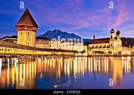 Luzerner Kappelbrücke und Kirche mit abendlichem Blick auf den Pilatus-Berg Stockfoto