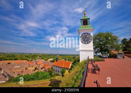 Petrovaradin Uhrenturm und Dächer mit Blick auf die Donauküste Stockfoto