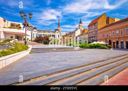 Blick auf den Platz Novi Sad und die Architektur der Straße Stockfoto