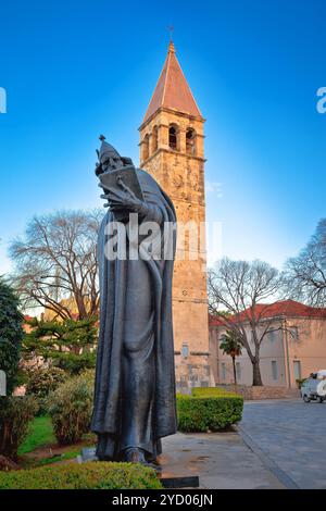 Geteilter alter Turm und Blick auf die Grgur Ninski-Statue Stockfoto