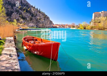 Stadt Omis Blick durch Segge auf dem Fluss Cetina Stockfoto