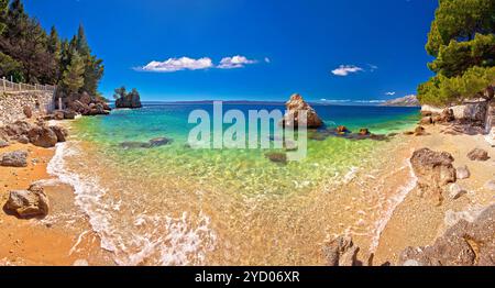 Idyllischer Strand in Brela Panoramablick Stockfoto