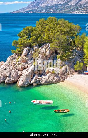 Idyllischer smaragdgrüner Strand und Boote in Brela aus der Vogelperspektive Stockfoto