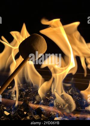 Wärme im Glühen finden, ein Marshmallow nach dem anderen. Stockfoto