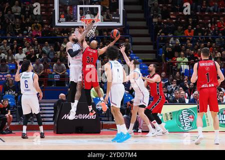 Shavon Shields (EA7 Emporio Armani Olimpia Milano) wurde von Vincent Poirier (Anadolu Efes Istanbul) während der EA7 Emporio Armani Milano gegen Anadolu Efes Istanbul, Basketball Euroleague Spiel in Mailand, Italien, 24. Oktober 2024 vereitelt Stockfoto