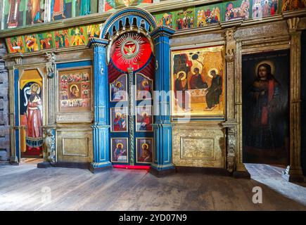 Orthodoxe Ikonostase in der alten hölzernen Dreifaltigkeitskirche Stockfoto