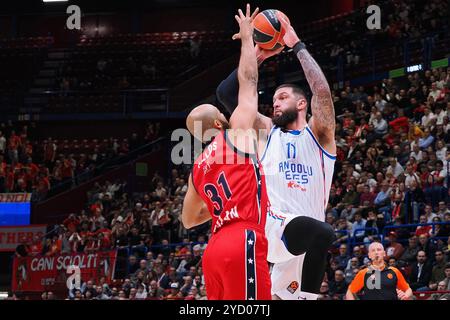 Vincent Poirier (Anadolu Efes Istanbul) &amp; Shavon Shields (EA7 Emporio Armani Olimpia Milano) während der EA7 Emporio Armani Milano gegen Anadolu Efes Istanbul, Basketball Euroleague Spiel in Mailand, Italien, 24. Oktober 2024 Stockfoto