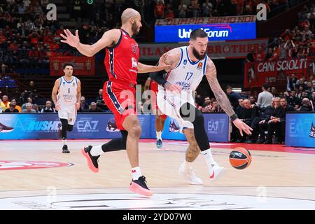 Vincent Poirier (Anadolu Efes Istanbul) &amp; Shavon Shields (EA7 Emporio Armani Olimpia Milano) während der EA7 Emporio Armani Milano gegen Anadolu Efes Istanbul, Basketball Euroleague Spiel in Mailand, Italien, 24. Oktober 2024 Stockfoto