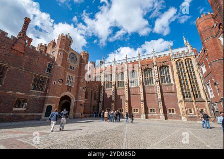 Clock Court mit Anne Boleyn's Gate, Hampton Court Palace, London, Großbritannien Stockfoto