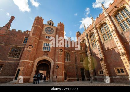 Clock Court mit Anne Boleyn's Gate, Hampton Court Palace, London, Großbritannien Stockfoto