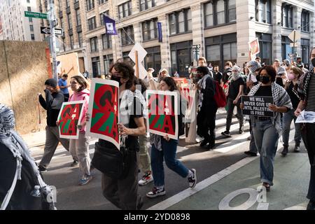 Pro-palästinensischer marsch geht auf den Broadway in New York City. Große Demonstration und demonstration durch Manhattan durch Studenten und andere, die sich entschieden gegen die Zerstörung des Gazastreifens durch die israelische Armee und die Ermordung Tausender palästinensischer Bürger aussprechen. Stockfoto