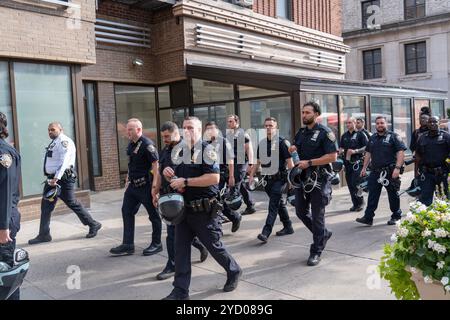 Pro-palästinensischer marsch geht auf den Broadway in New York City. Große Demonstration und demonstration durch Manhattan durch Studenten und andere, die sich entschieden gegen die Zerstörung des Gazastreifens durch die israelische Armee und die Ermordung Tausender palästinensischer Bürger aussprechen. Stockfoto